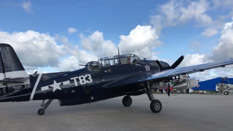 avión de la segunda guerra mundial en el aeropuerto