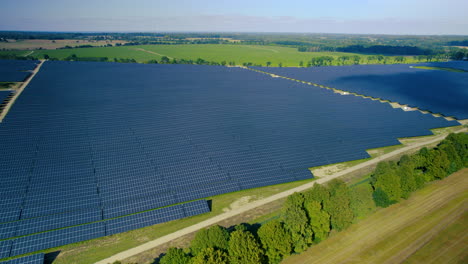 Large-Expansive-Solar-Farm-On-Countryside