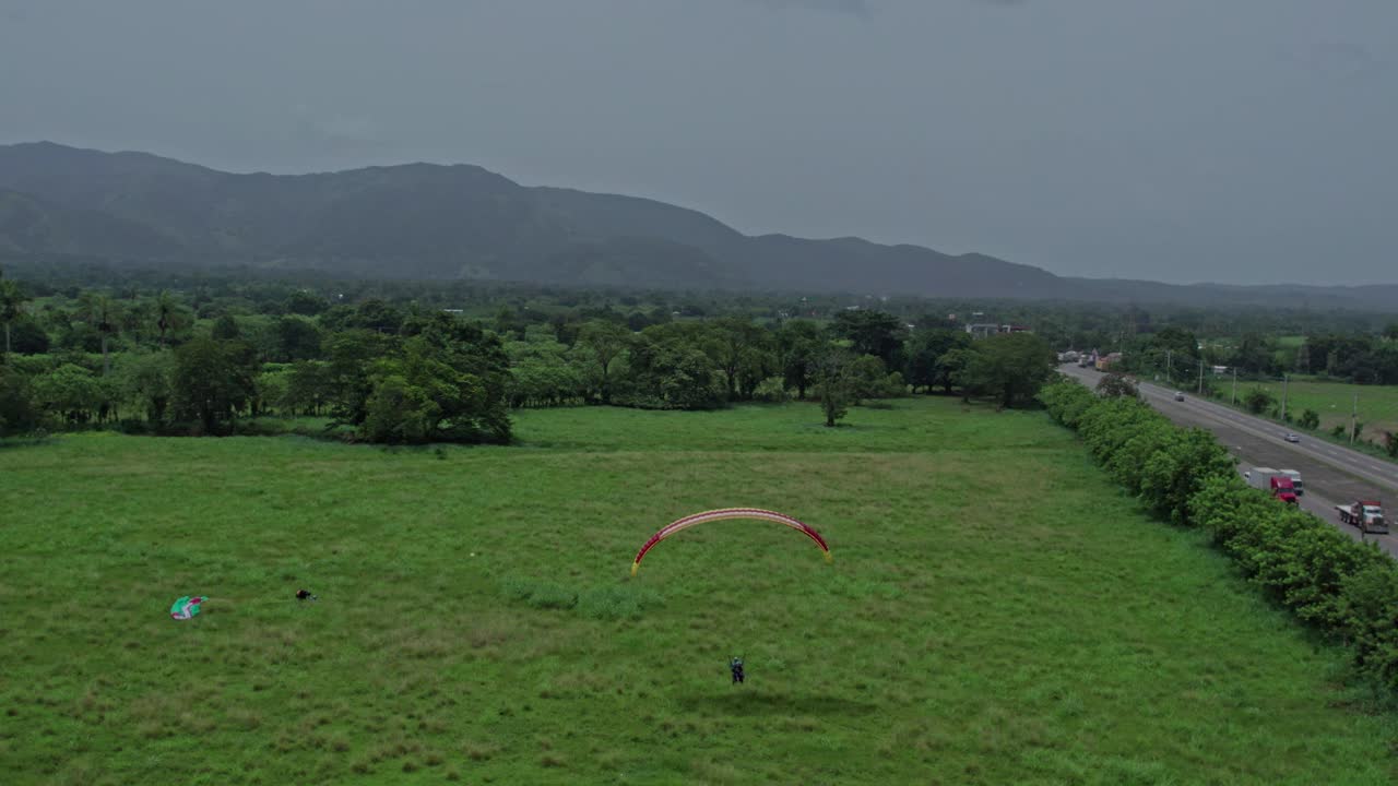 도미니카 공화국의 산에서 패러글라이딩