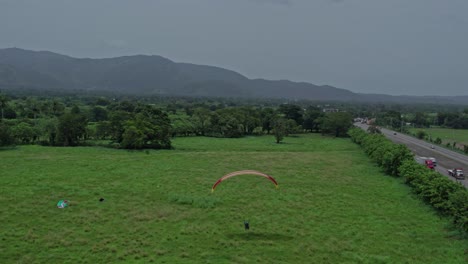 parapenteando en las montañas de la república dominicana