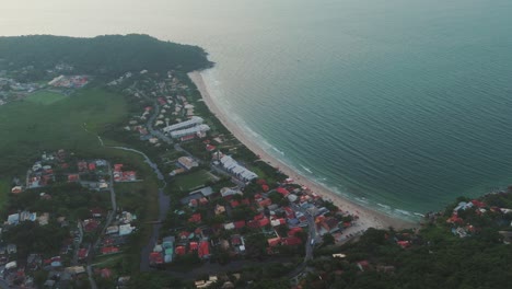 El-Dron-Gira-Alrededor-De-La-Prístina-Playa-De-Lagoinha-En-La-Costa-Norte-De-La-Isla-De-Florianópolis.