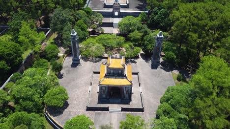 los árboles exuberantes rodean el mausoleo del emperador thu duc, hue, vietnam