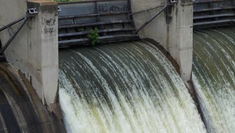 Cámara-Lenta-Inclinada-Hacia-Abajo-En-La-Compuerta-De-La-Represa-Hidroeléctrica-A-Medida-Que-El-Agua-Se-Vierte