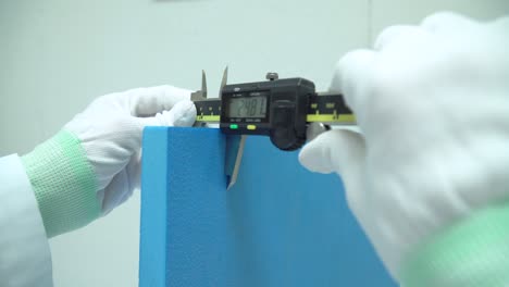 el científico está usando un equipo de pinza vernier preciso para medir el objeto en el laboratorio de investigación de innovación.