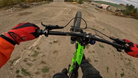 mtb biker pov springt soepel en los en heeft plezier in de herfst