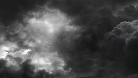 volando en nubes de tormenta en el cielo oscuro