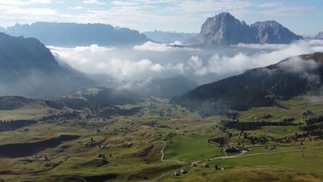 Luftaufnahme-Einer-Kleinen-Zivilisation-Auf-Dem-Boden-Inmitten-Der-Dolomiten-Mit-Dem-Nebel-über-Den-Häusern