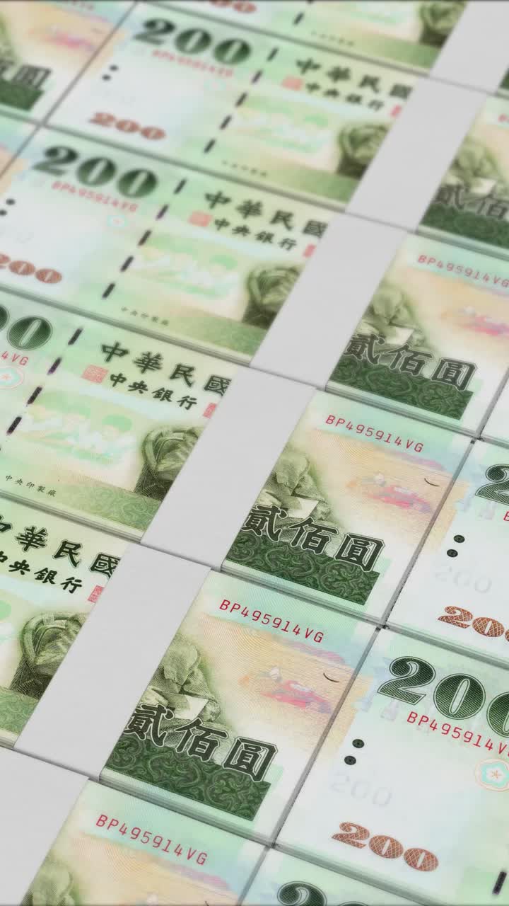 Video vertical de 200 billetes de Nuevo dólar taiwanés imprimiéndose en una prensa de dinero