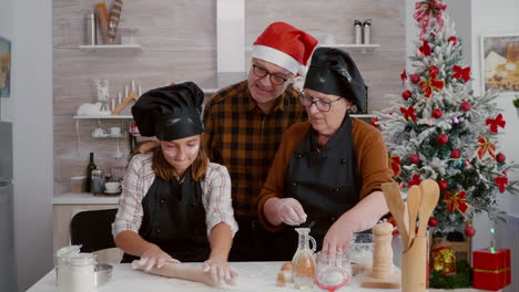 Abuelos-Enseñando-A-Su-Nieta-Cómo-Preparar-Masa-De-Pan-De-Jengibre-Casera.