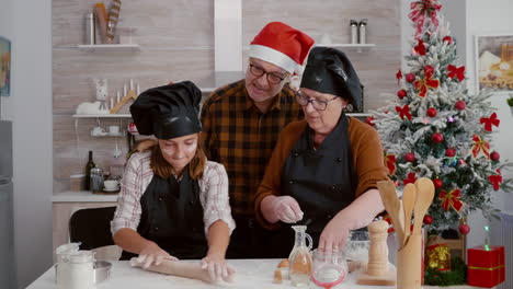 los abuelos enseñan a la nieta cómo preparar la masa de pan de jengibre casera