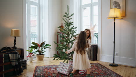 Mamá-Feliz-Jugando-A-La-Hija-Del-Peekaboo-En-La-Sala-De-Vacaciones.-Niña-Saltando-Divirtiéndose