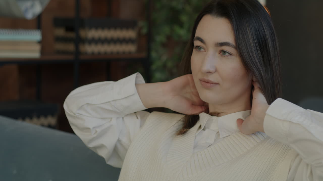 mujer descansando en el sofá