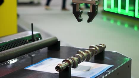 brazo robótico inspeccionando el eje de levas