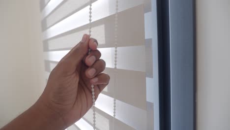 ajuste de las persianas de las ventanas