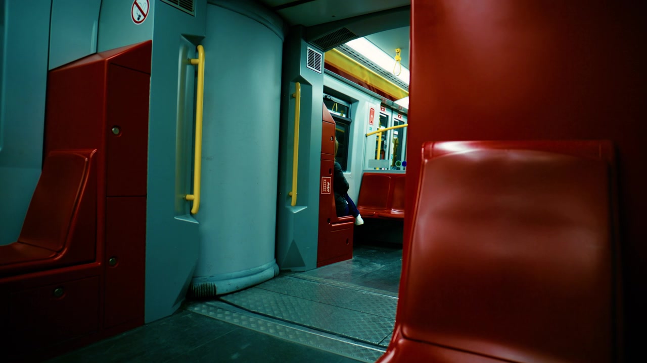 Interni colorati del treno della metropolitana