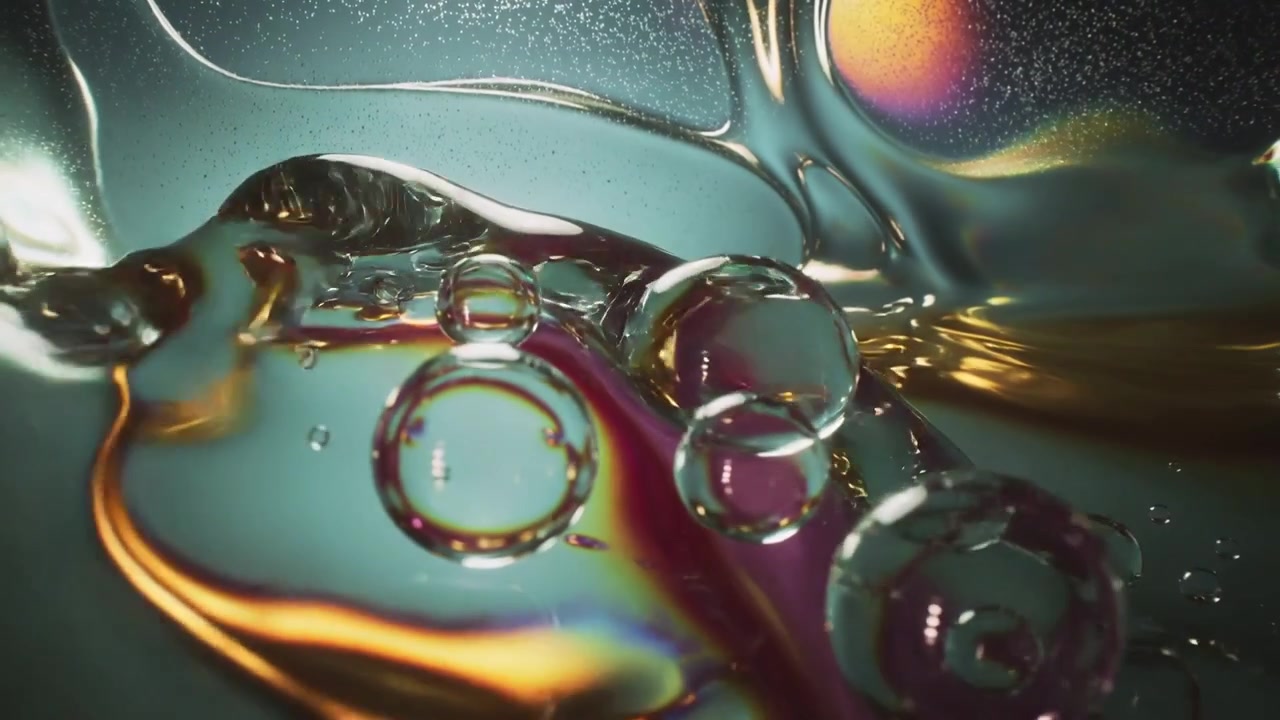 Verschuivende druppelcluster en microbellen die bewegen op regenboogfilm, waarbij een lichtverschuiving de beweging initieert