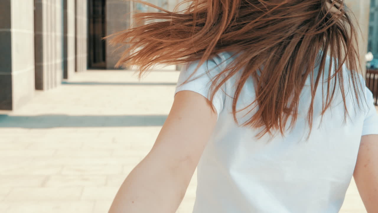 야외에서 행복한 여자