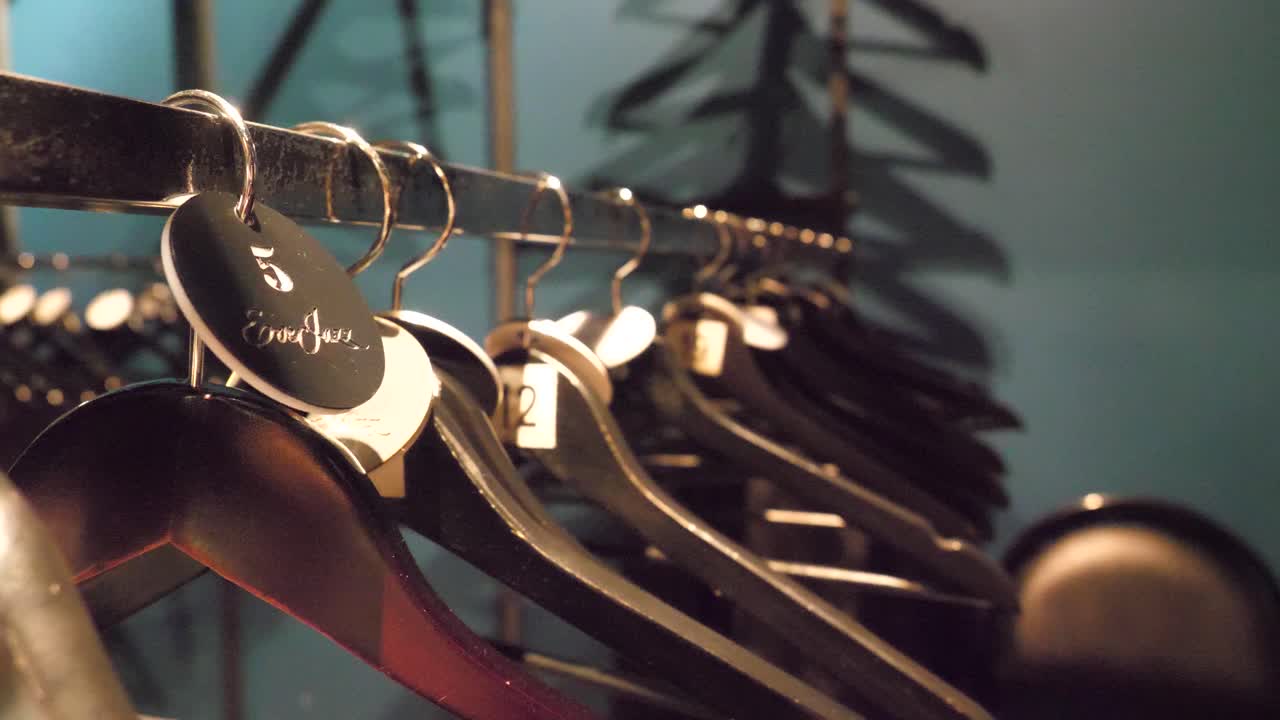 드레싱 에 있는 옷걸이와 태그