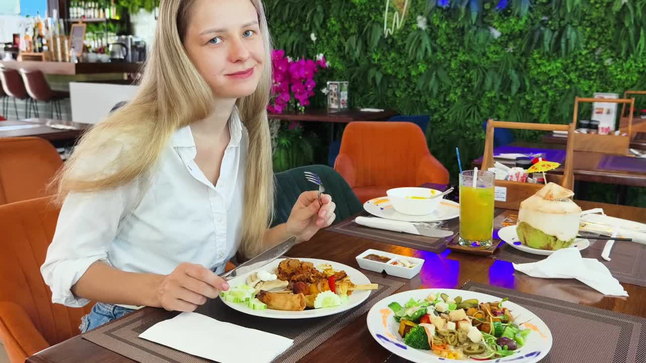 뷔페 레스토랑 에서 식사 하는 여자