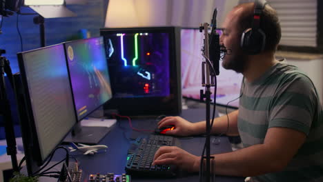 Streamer-Cyber,-Der-Ein-Weltraum-Shooter-Videospiel-Durchführt