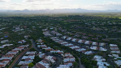 Suburbios-Del-Sudoeste,-Hogares-Organizados-En-El-Barrio-Suburbano-De-Tucson,-Arizona,-Con-Montañas-De-Fondo