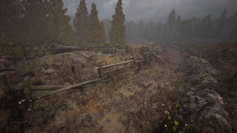 una vieja valla de madera con un campo de campo detrás de ella