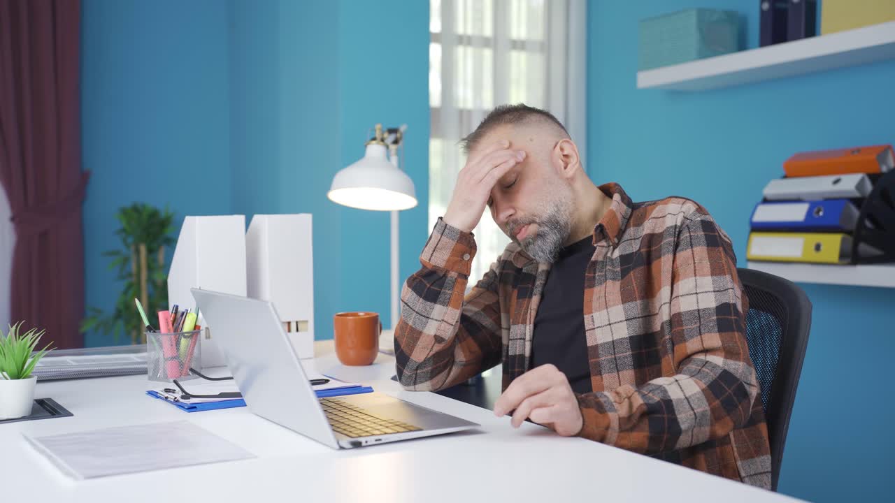 joven hombre de negocios con dolor de cabeza.