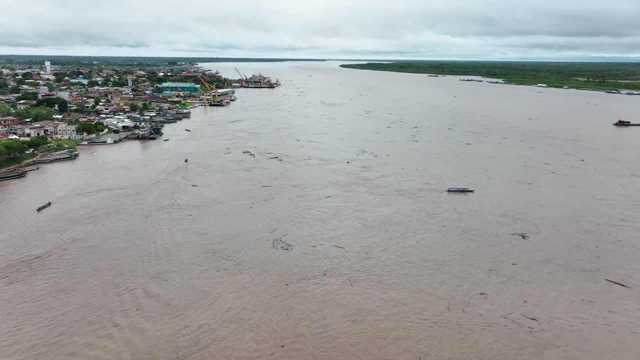 페루 푸칼파 - 아마존 강 정글 열대우림에 있는 도시 - 4k 고해상도 - 위에서 드론 플라이 뷰 샷