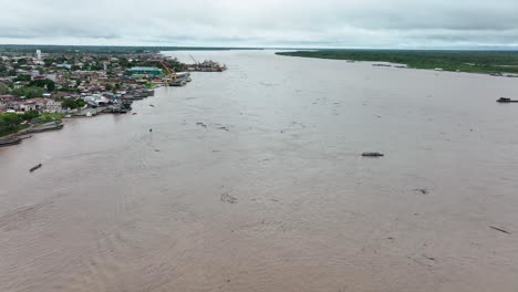 pucallpa, perù - ciudad en la selva tropical del río amazonas - alta resolución 4k - vista de drones desde arriba