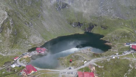 Lago-Balea-En-La-Carretera-De-Montaña-Transfagarasan-En-Los-Cárpatos,-Transilvania,-Rumania,-Europa---Antena-4k