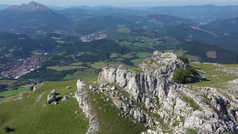 Luftdrohnenansicht-Eines-Großen-Eisernen-Kreuzes-Auf-Einem-Berg-Im-Baskenland