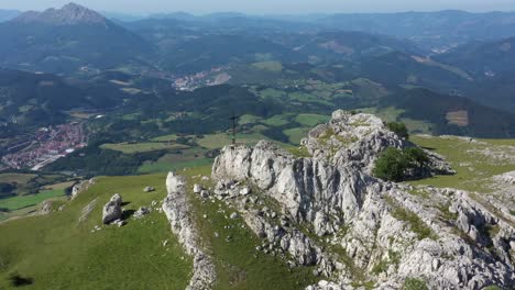 vista aérea de drones de una gran cruz de hierro en la cima de una montaña en el país vasco
