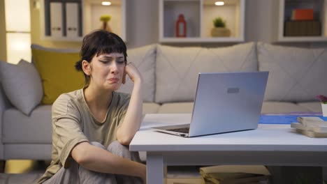 Retrato-De-Una-Joven-Triste-Por-La-Noche-En-Casa.