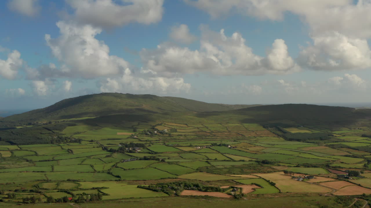 toma aérea sobre el verde y montañoso campo irlandés