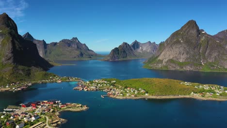 Reine-Lofoten-Es-Un-Archipiélago-En-El-Condado-De-Nordland,-Noruega.