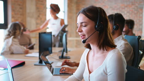 Retrato-De-Una-Mujer-De-Negocios-En-Un-Equipo-De-Negocios-Multicultural-Usando-Auriculares-En-El-Centro-De-Atención-Al-Cliente