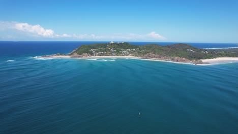 vista aérea de la bahía de byron conocida por sus playas y su sitio de surf - faro de cape byron en nsw, australia