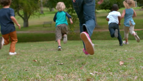 Glückliche-Kinder,-Die-Im-Park-Laufen