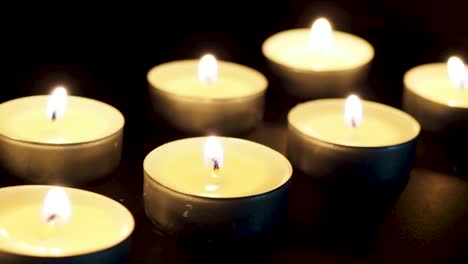 velas en la oscuridad resplandor luces macro carro diapositiva primer plano