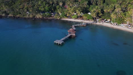 pasarela de madera con cabina en la bahía