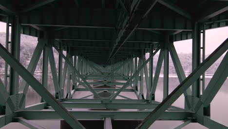 volar debajo del puente verde y sobre el agua