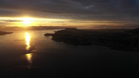 Hermoso-Paisaje-Aéreo-De-Un-Fiordo-Noruego-Durante-La-Puesta-De-Sol