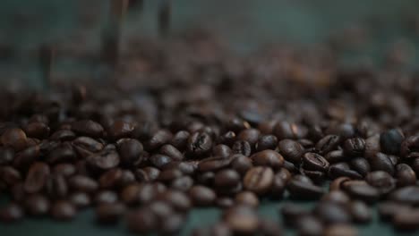 granos de café de primer plano cayendo, derramándose sobre la mesa oscura