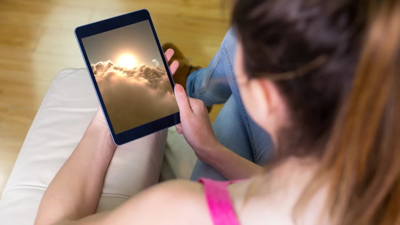 animación digital de una mujer usando su computadora portátil digital en casa 4k