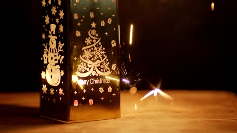 tarjeta de navidad con chispas en un fondo negro.