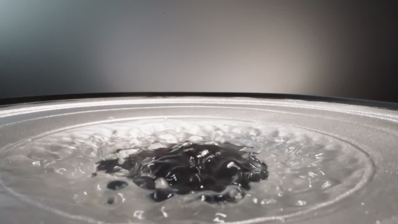 액체 히알루론산이 작동하는 하드 스피커에서 반사됩니다.