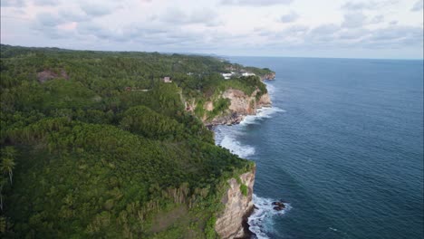 Acantilados-De-Yogyakarta-En-La-Costa-De-La-Isla-De-Bali,-Estableciendo-Tomas-Aéreas-Con-Drones