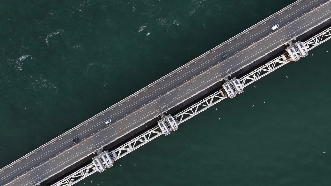 Luftfoto af Oosterscheldekering, der viser den hollandske stormflodsbarriere, ingeniørarbejdet bag Delta Værkerne, oversvømmelsesbeskyttelse og kystvejinfrastruktur