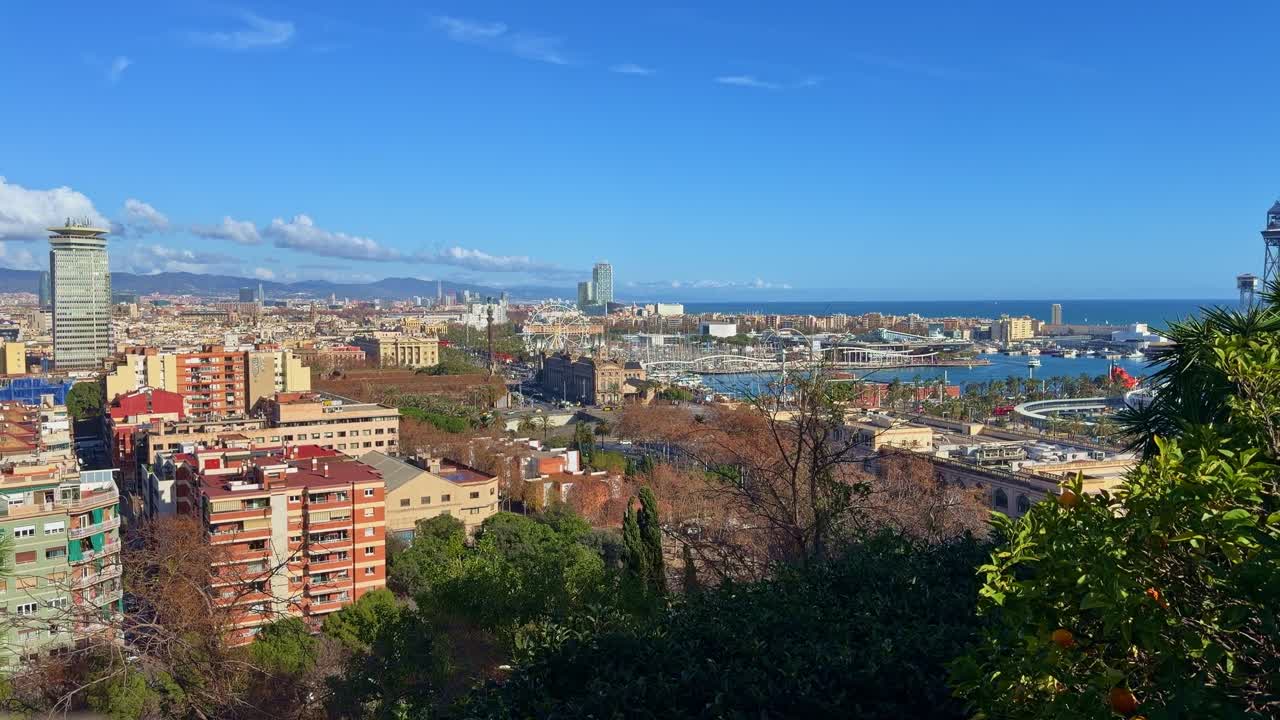 Ampia vista panoramica del porto di Port Vell con il Monumento a Cristoforo Colombo, la ruota panoramica e la marina a Barcellona, Spagna.