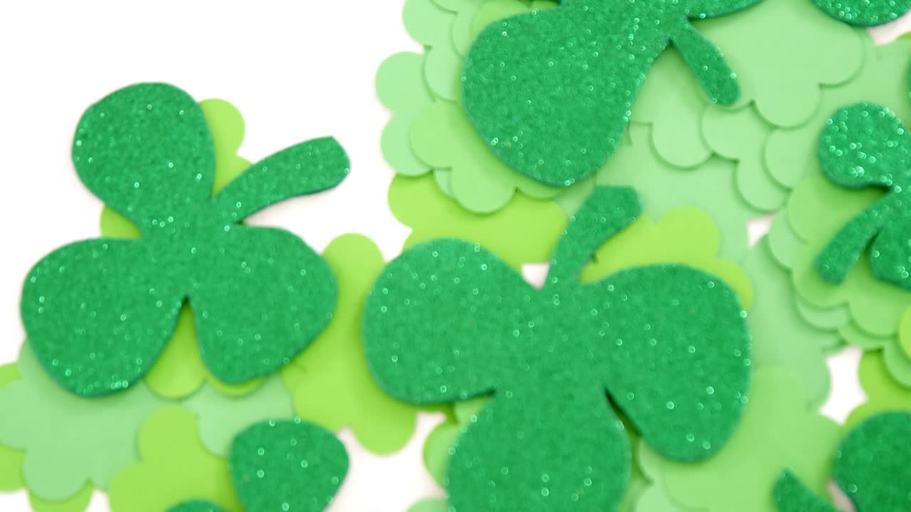 tréboles en la mesa para el día de san patricio